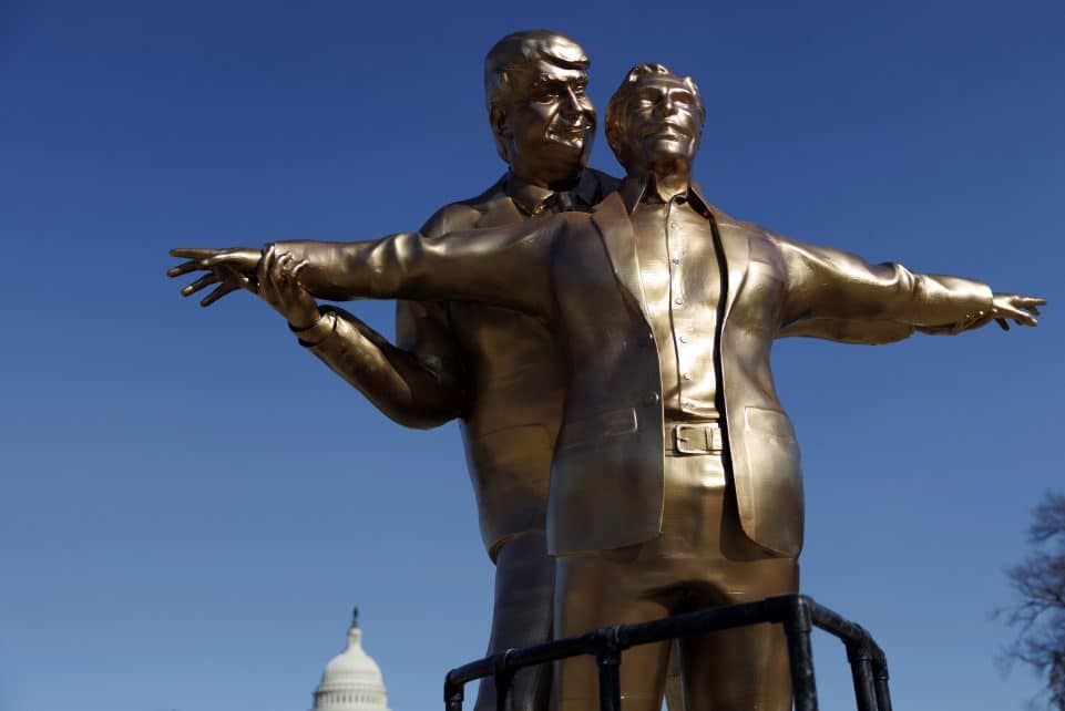 Vašingtone išdygo statula, vaizduojanti Trumpą ir Epsteiną garsiąja poza iš „Titaniko“. EPA-ELTA