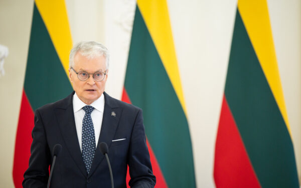 Degalų kainos nevaldomos? Nausėda pripažįsta, kad priemonės beveik neveikia