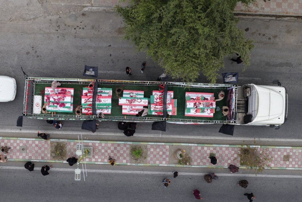 Žuvusiųjų per smūgį mokyklai Irane laidotuvės. EPA-ELTA