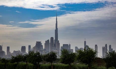 Per bepiločio orlaivio smūgį netoli Dubajaus oro uosto užsidegė degalų saugykla. EPA-ELTA