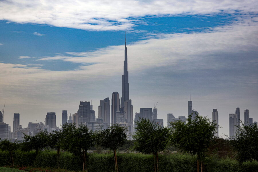 Per bepiločio orlaivio smūgį netoli Dubajaus oro uosto užsidegė degalų saugykla. EPA-ELTA