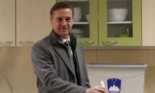 Liberalių pažiūrų Slovėnijos premjeras skelbia pergalę prieš konservatorius įtemptuose rinkimuose. EPA-ELTA