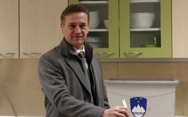 Įtempti rinkimai Slovėnijoje baigėsi: Golobas skelbia pergalę prieš konservatorius