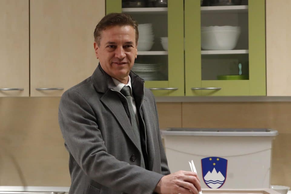 Liberalių pažiūrų Slovėnijos premjeras skelbia pergalę prieš konservatorius įtemptuose rinkimuose. EPA-ELTA
