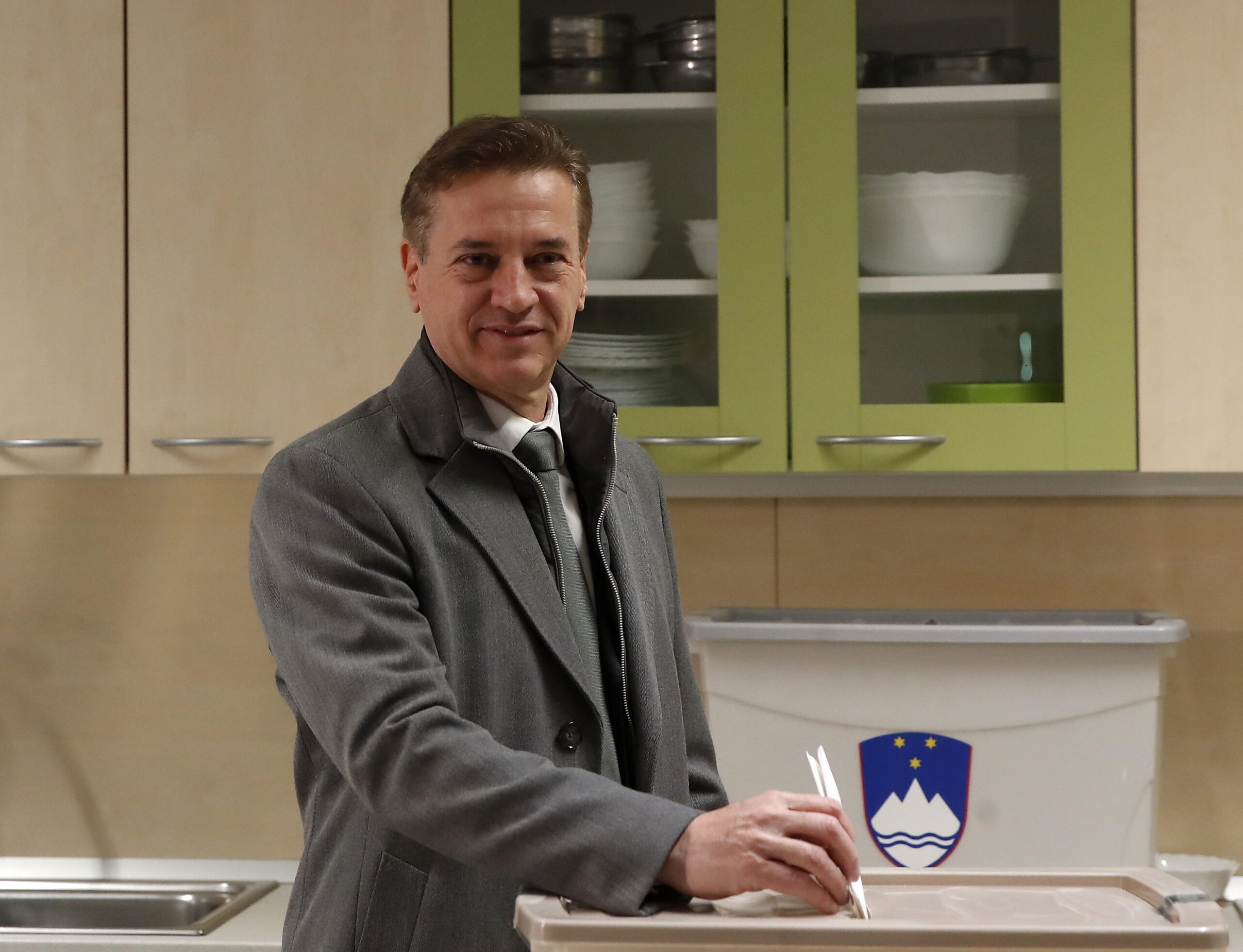 Įtempti rinkimai Slovėnijoje baigėsi: Golobas skelbia pergalę prieš konservatorius