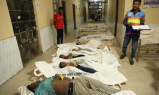 Bangladešo keltų terminale autobusui įkritus į upę žuvo 26 žmonės. EPA-ELTA