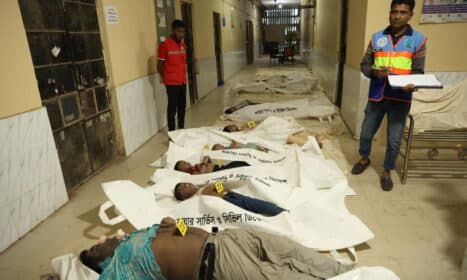 Bangladešo keltų terminale autobusui įkritus į upę žuvo 26 žmonės. EPA-ELTA