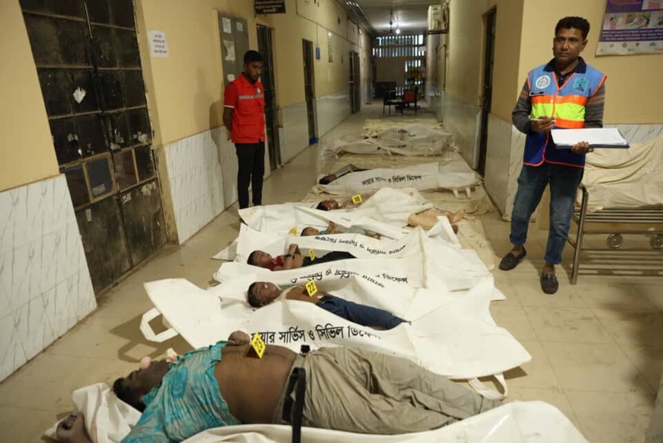 Bangladešo keltų terminale autobusui įkritus į upę žuvo 26 žmonės. EPA-ELTA