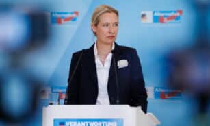 „Politico“: AfD lyderiai prieš svarbius rinkimus atsiriboja nuo nepopuliaraus Trumpo. EPA-ELTA