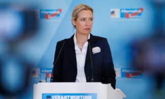 „Politico“: AfD lyderiai prieš svarbius rinkimus atsiriboja nuo nepopuliaraus Trumpo. EPA-ELTA