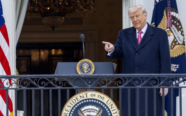 Vienas pareiškimas – didelis efektas: po Donaldo Trumpo žodžių krito nafta, kilo akcijos