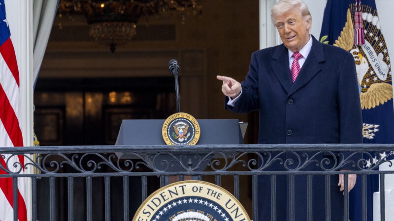 Vienas pareiškimas – didelis efektas: po Donaldo Trumpo žodžių krito nafta, kilo akcijos