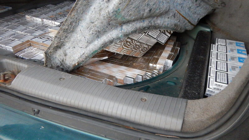 Įkliuvo su kontrabanda: Tauragėje sustabdytame automobilyje įspūdingas cigarečių kiekis