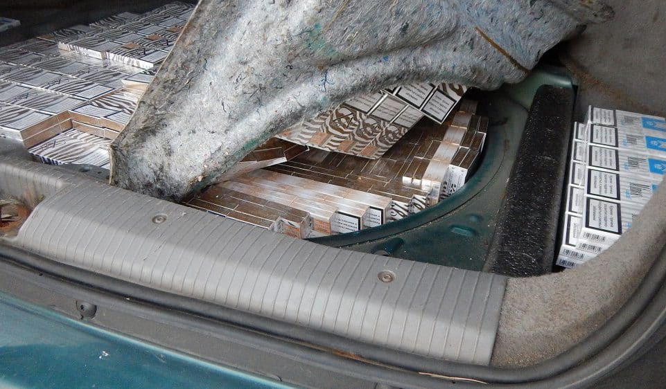 Kontrabandines cigaretes gabenęs klaipėdietis nuo bausmės neišsisuko. VSAT nuotr.