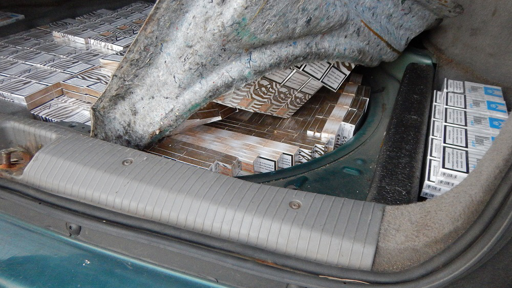 Įkliuvo su kontrabanda: Tauragėje sustabdytame automobilyje įspūdingas cigarečių kiekis
