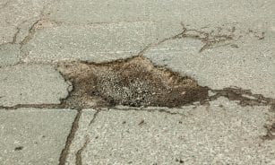 Sostinės savivaldybė ėmėsi tvarkyti po žiemos gatvėse atsiradusias avarines duobes. Dainiaus Labučio (ELTA) nuotr.