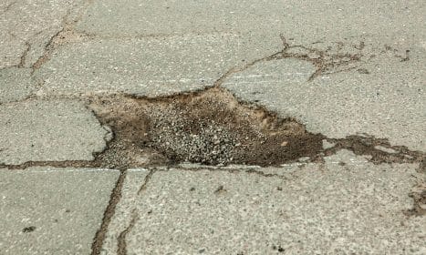 Sostinės savivaldybė ėmėsi tvarkyti po žiemos gatvėse atsiradusias avarines duobes. Dainiaus Labučio (ELTA) nuotr.