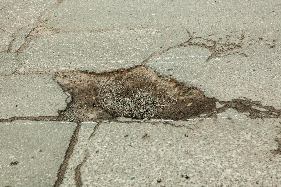 Sostinės savivaldybė ėmėsi tvarkyti po žiemos gatvėse atsiradusias avarines duobes. Dainiaus Labučio (ELTA) nuotr.