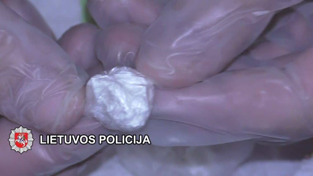 Klaipėdoje sulaikytas vyras gabeno 1,5 kg kokaino „konservų“ už 210 tūkst. eurų. VPK KPONTV nuotr.