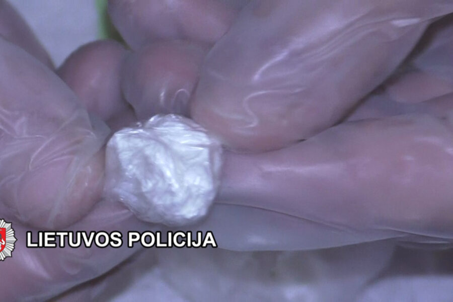 Klaipėdoje sulaikytas vyras gabeno 1,5 kg kokaino „konservų“ už 210 tūkst. eurų. VPK KPONTV nuotr.