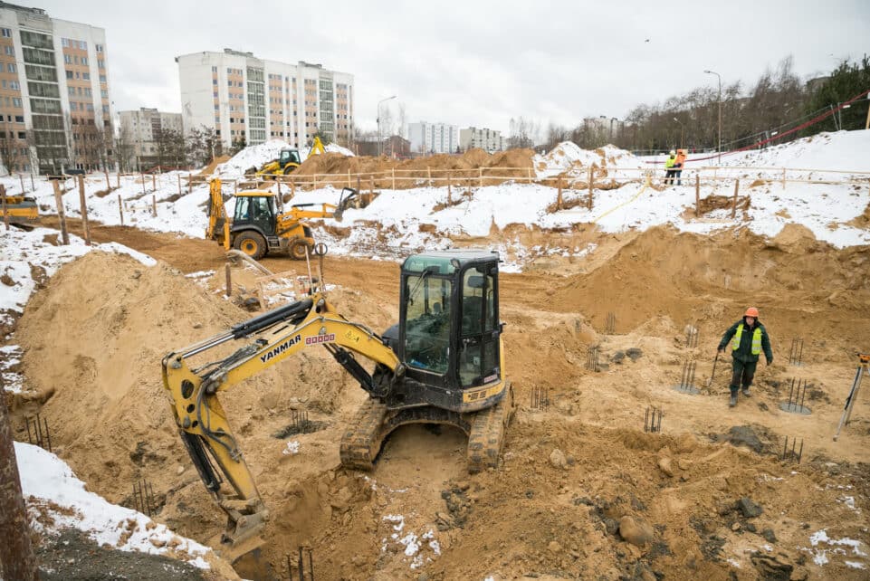 Vilniuje įkasta naujos mokyklos statybų pradžios kapsulė. Sauliaus Žiūros nuotr.