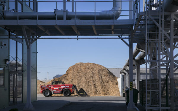 Energetikos rinkoje – kontrastai: kodėl  brangsta degalai, bet pinga elektra?