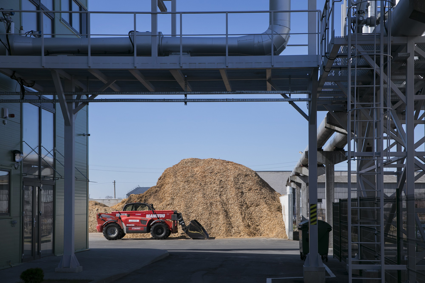 Energetikos rinkoje – kontrastai: kodėl  brangsta degalai, bet pinga elektra?