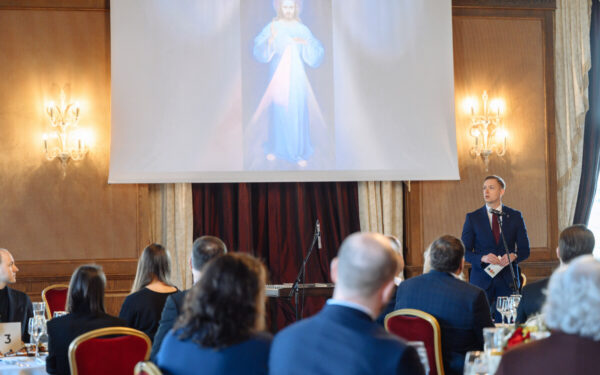 Vilniaus rajone surengti maldos pusryčiai „Statome Gailestingumo miestą“