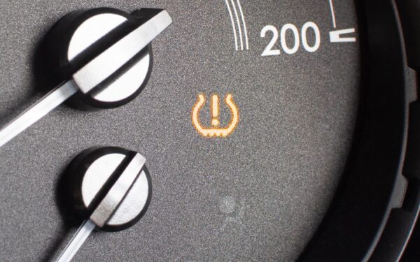 Užsidegė TPMS lemputė ir nedingsta? 7 priežastys, kodėl ji automobilyje dega net be jokio pradūrimo