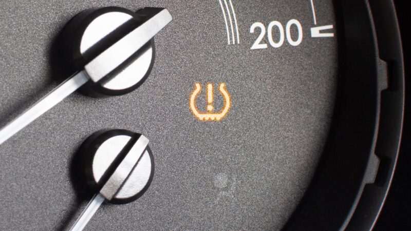 Užsidegė TPMS lemputė ir nedingsta? 7 priežastys, kodėl ji automobilyje dega net be jokio pradūrimo