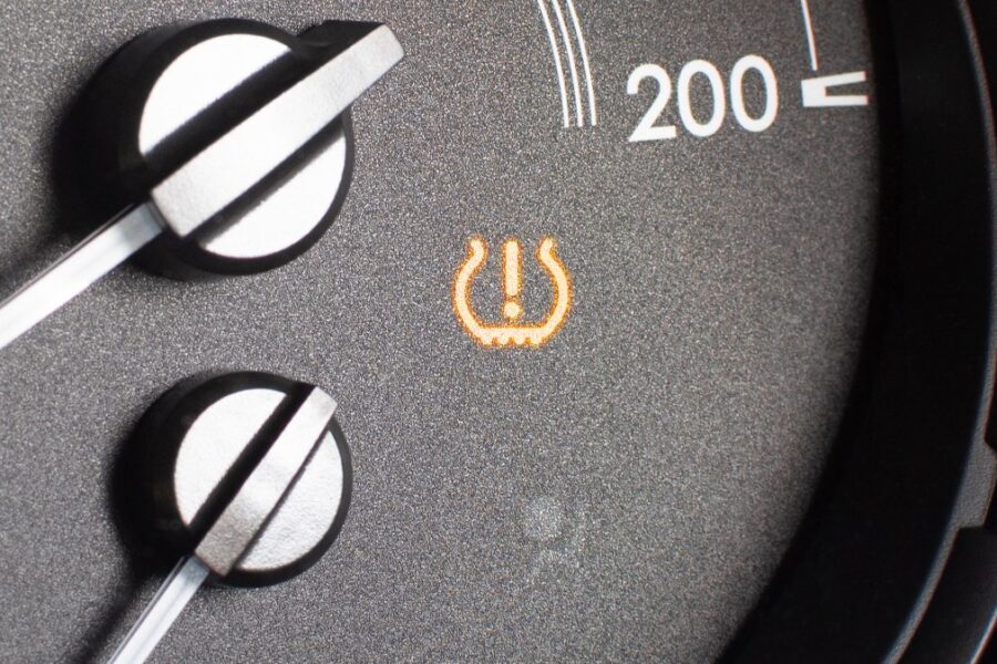 Užsidegė TPMS lemputė ir nedingsta? 7 priežastys, kodėl ji automobilyje dega net be jokio pradūrimo
