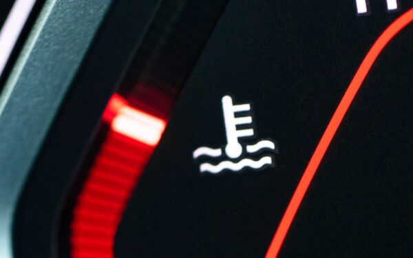 Užsidegė temperatūros lemputė kelyje? Ši klaida gali sunaikinti variklį per minutę