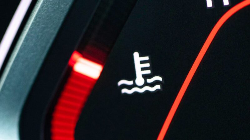 Užsidegė temperatūros lemputė kelyje? Ši klaida gali sunaikinti variklį per minutę