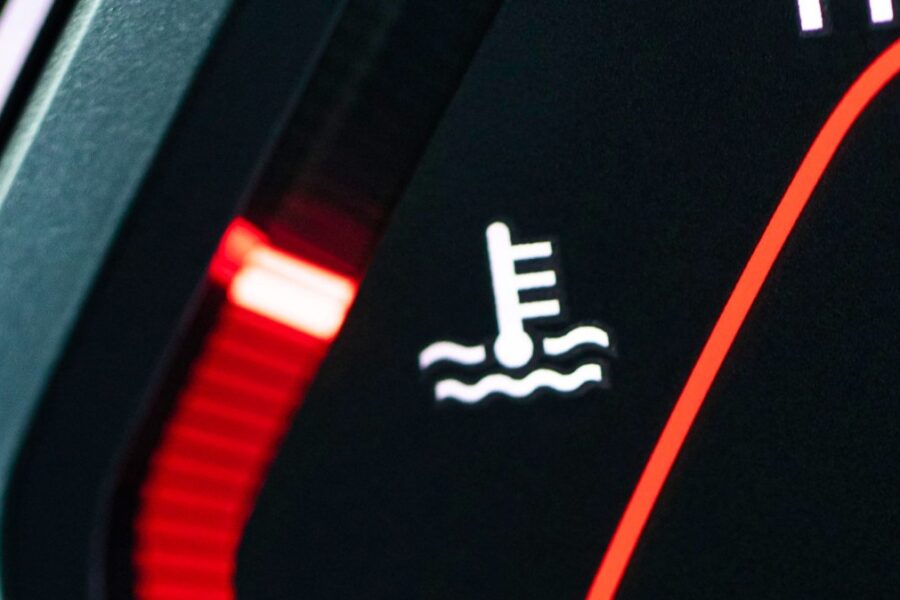 Užsidegė temperatūros lemputė kelyje? Ši klaida gali sunaikinti variklį per minutę