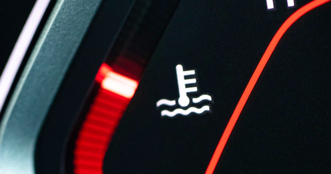 Užsidegė temperatūros lemputė kelyje? Ši klaida gali sunaikinti variklį per minutę