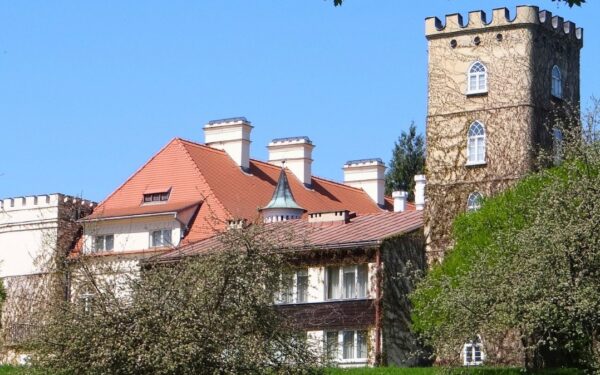 Angliška pilis Lenkijos glūdumoje: akmeniniai liūtai ir penkių aukštų bokštas nustebins visus