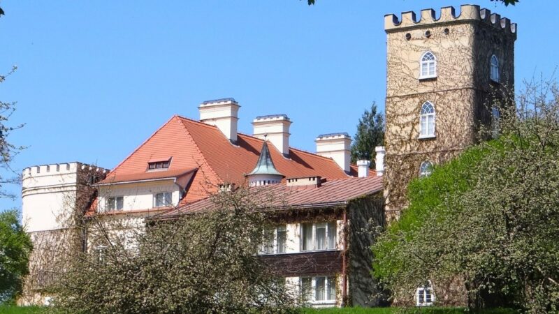 Angliška pilis Lenkijos glūdumoje: akmeniniai liūtai ir penkių aukštų bokštas nustebins visus