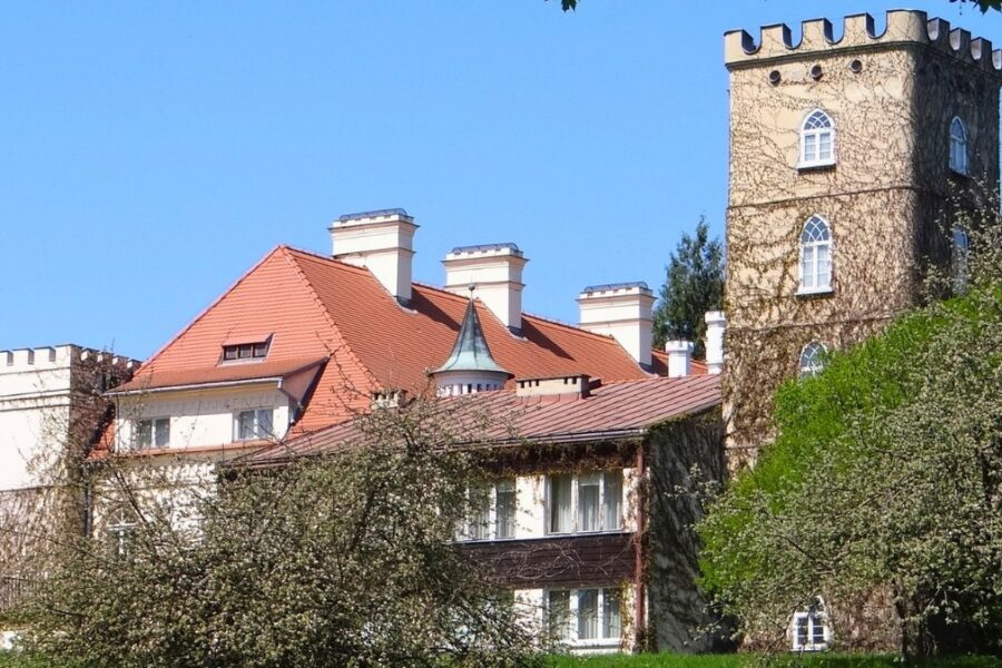 Angliška pilis Lenkijos glūdumoje: akmeniniai liūtai ir penkių aukštų bokštas nustebins visus