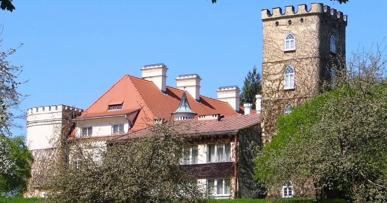 Angliška pilis Lenkijos glūdumoje: akmeniniai liūtai ir penkių aukštų bokštas nustebins visus