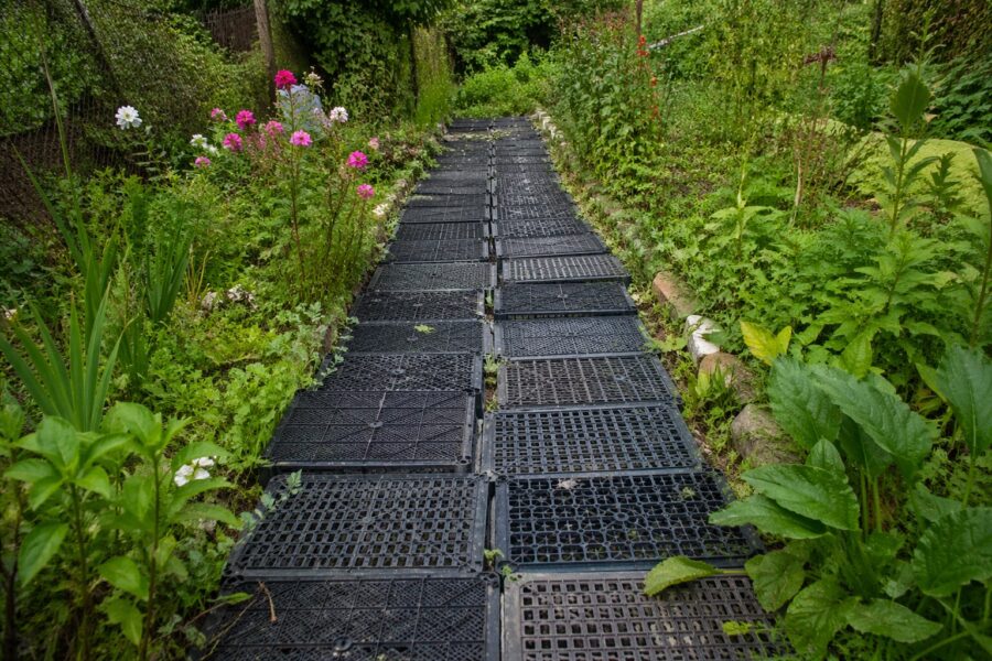 Pamirškite brangias sodo trinkeles: štai kaip jas pigiai pakeis paprasta plastikinė dėžė