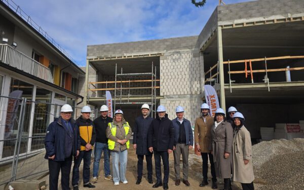 Klaipėdos rajone – svarbus etapas: iškeltas vainikas ant naujo mokyklos priestato