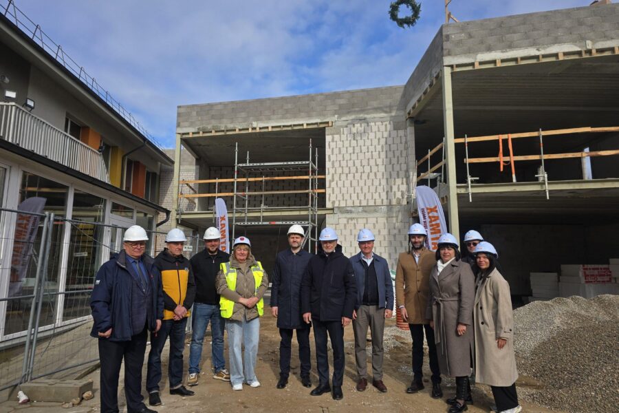 Klaipėdos rajone – svarbus etapas: iškeltas vainikas ant naujo mokyklos priestato