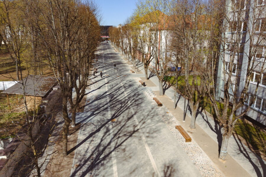 Nauja erdvė Kaune: buvusi gatvė virto pėsčiųjų alėja su kavinėmis ir poilsio zonomis