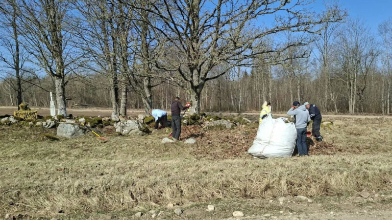 Reivyčių seniūnijoje – darbų įkarštis: tvarkomos kapinės ir viešosios erdvės