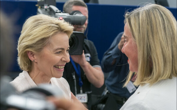 Briuselis reaguoja į brangstančią elektrą: ruošiamas milžiniškas paramos fondas ir saugikliai taršos leidimų rinkoje