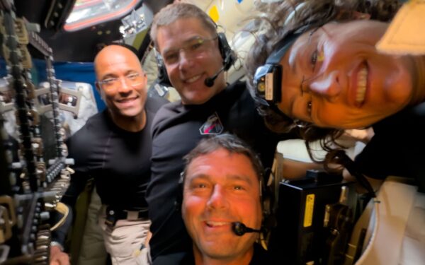 Pirmą kartą istorijoje: už šimtų tūkstančių kilometrų esančios kosmoso įgulos pasisveikino viena su kita