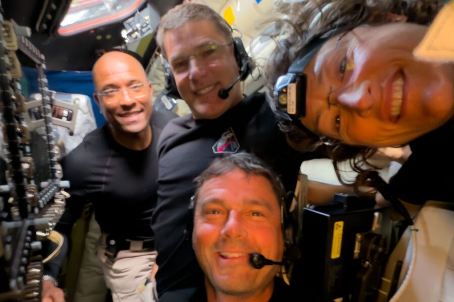 Pirmą kartą istorijoje: už šimtų tūkstančių kilometrų esančios kosmoso įgulos pasisveikino viena su kita