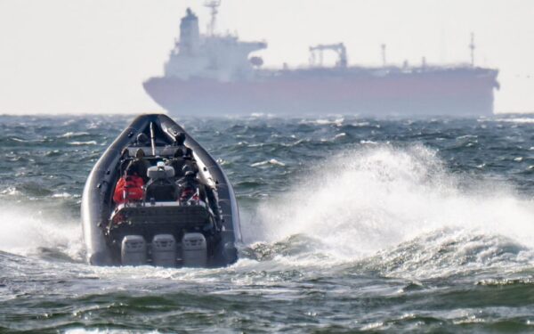 12 kilometrų naftos dėmė išdavė paslaptį: Švedija sulaikė įtartiną „Flora 1“ tanklaivį