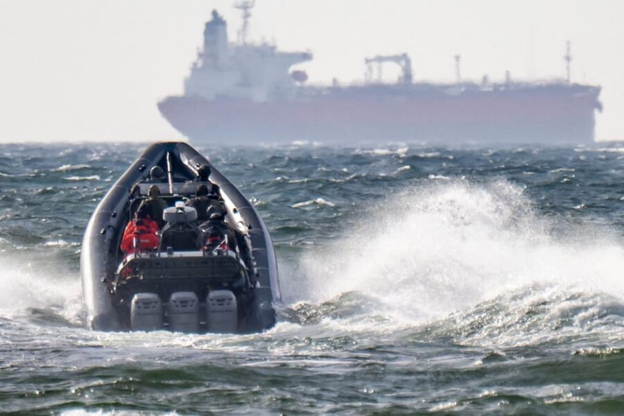 12 kilometrų naftos dėmė išdavė paslaptį: Švedija sulaikė įtartiną „Flora 1“ tanklaivį