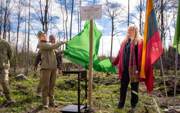 Tūkstančiai žmonių susivienijo Kaune: pasodinta Adamkaus vardo giraitė